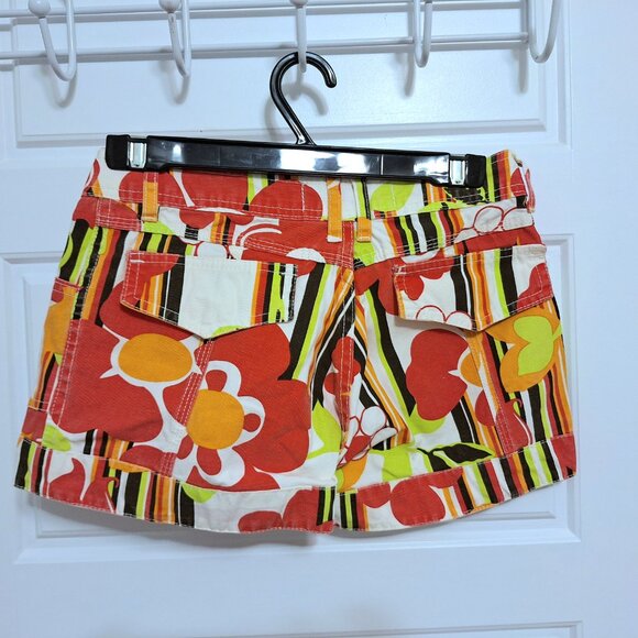 Made in Brazil Hot Sexy Colourful Shorts with eyecatching summer floral pattern - Picture 4 of 13